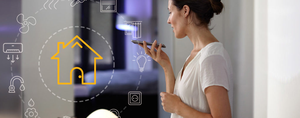 Kobieta steruje domem za pomocą telefonu,inteligentny dom