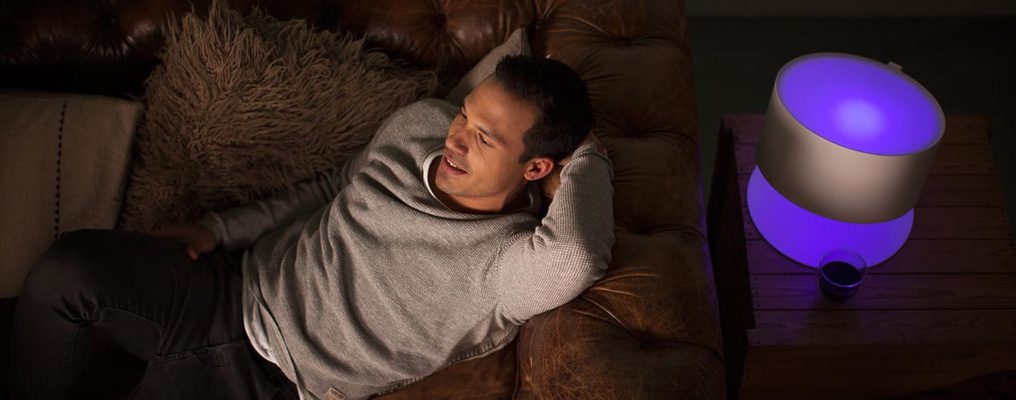 zrelaksowany mężczyzna na kanapie,philips,inteligentny dom