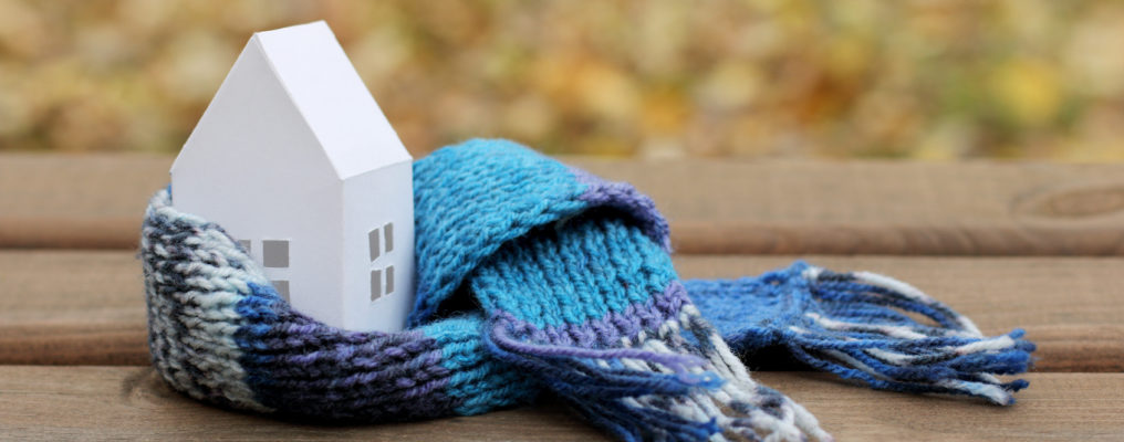 domek z kartonu owinięty szalikiem,ogrzewanie domu