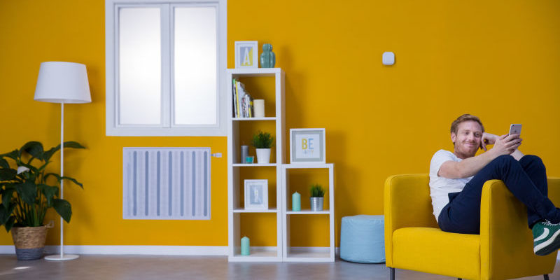 mężczyzna w salonie inteligentnego domu